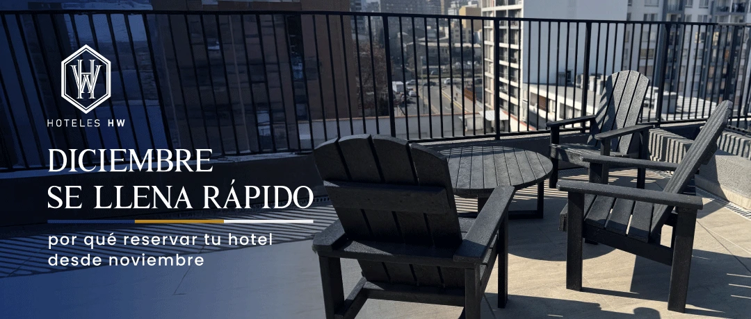 Terraza de hotel con sillas al sol representando la anticipación de reservas en diciembre