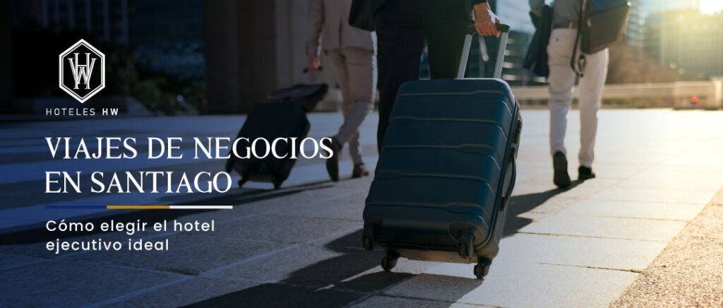 Ejecutivos con maletas caminando hacia un hotel en Santiago para viaje de negocios